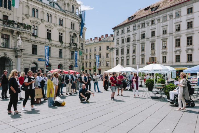 Auf dem Grazer Hauptplatz sind viel Menschen zu sehen.