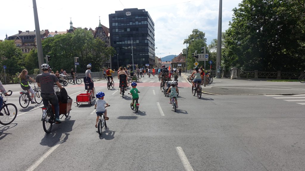 Erwachsene und KInder sind mit dem Fahrrad auf der Radetzkybrück in Richtung Griesplatz unterwegs.