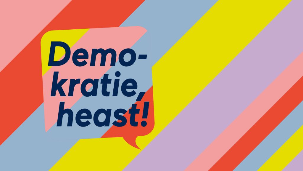 Eine Fläche mit schrägen bunten Streifen. In einer Sprechblase steht Demokratie, heast!